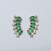 Brinco dourado ear cuff com pedras coloridas