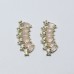 Brinco dourado ear cuff com pedras coloridas